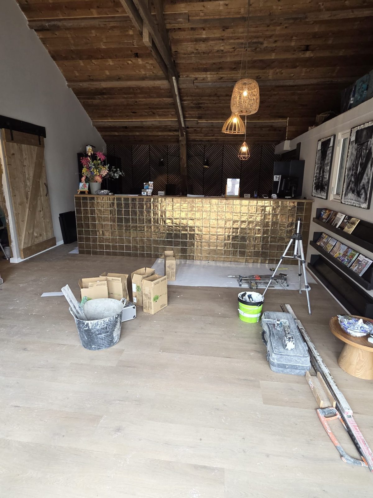 bar met glanzende tegels door Bosmans Afbouw bv Emmeloord